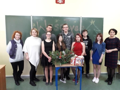 Spotkanie opłatkowe w klasie III Zasadniczej Szkoły Zawodowej z przedstawicielem Ochotniczego Hufca Pracy z Zambrowa i panią Dyrektor.