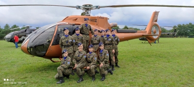 Uczniowie klas wojskowych na zlocie śmigłowc&oacute;w.