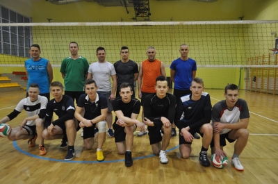 WYGRANA 3 : 2 NASZYCH SIATKARZY z  REPREZENTACJĄ POLICJI.