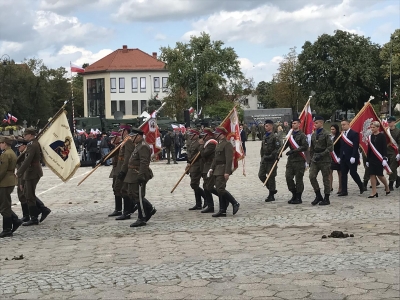 Uczniowie z Ciechanowca na uroczystości z Ministrem Obrony Narodowej przy nadaniu sztandaru.