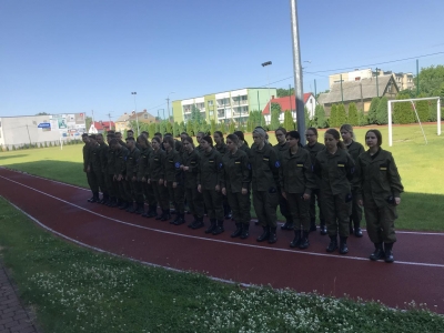 Egzamin kadet&oacute;w ZSOiZ na zakończenie I roku nauki przedmiotu &bdquo;Edukacja wojskowa&rdquo;.