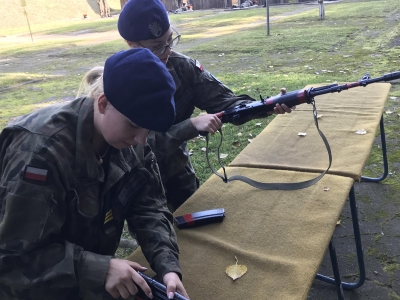 Wojskowy Dzień Szkoleniowy kadet&oacute;w z Ciechanowca połączony ze szkoleniem nauczycieli klas mundurowych będących w CWKM i OPW.