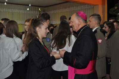 Wizyta biskupa drohiczyńskiego ks. Tadeusza Pikusa na spotkaniu opłatkowym z młodzieżą mieszkającą w internacie przy ZSOiZ w Ciechanowcu