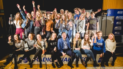 Ch&oacute;r szkolny i zesp&oacute;ł teatralny naszej szkoły nagrywa słuchowisko w Radiu Białystok.