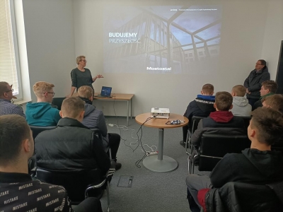 Wizyta uczni&oacute;w Technikum Budowlanego w bazie Mostostalu Warszawa