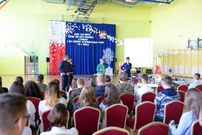 Bezpieczeństwo w ruchu drogowym&ndash; to temat kolejnego spotkania policjant&oacute;w z uczniami klas drugich.