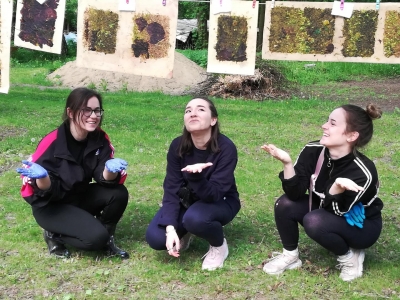 Wyjazd grafik&oacute;w komputerowych na warsztaty z papieru czerpanego.