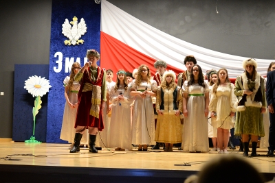 Uroczystości związane z 228. rocznicą uchwalenia Konstytucji Trzeciego Maja w Zespole Szk&oacute;l Og&oacute;lnokształcących i Zawodowych.