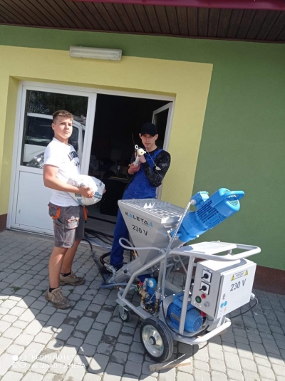 Zajęcia praktyczne uczni&oacute;w Technik Budownictwa &ndash; tynkowanie agregatem.
